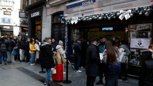 Largas colas en la administraci&oacute;n de loter&iacute;a Do&ntilde;a Manolita en Madrid