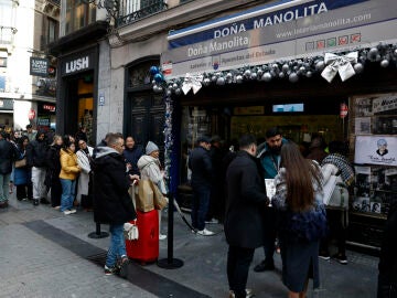 Largas colas en la administraci&oacute;n de loter&iacute;a Do&ntilde;a Manolita en Madrid