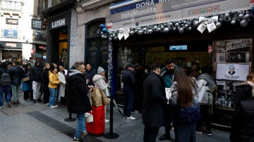 Largas colas en la administraci&oacute;n de loter&iacute;a Do&ntilde;a Manolita en Madrid