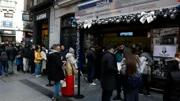 Largas colas en la administración de lotería Doña Manolita en Madrid Largas colas en la administración de lotería Doña Manolita en Madrid