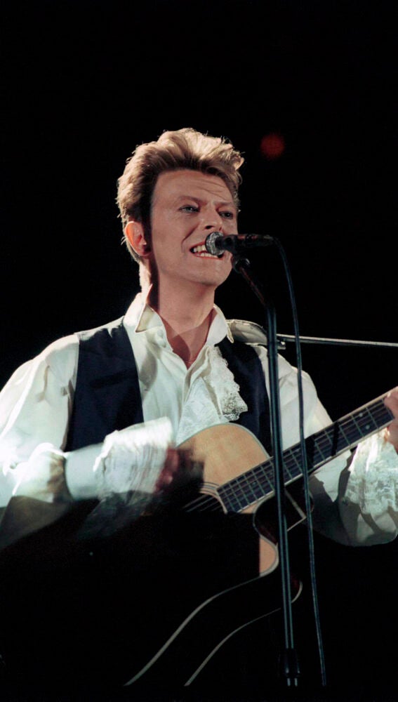 David Bowie actuando durante su concierto en un estadio en Budapest, Hungría.