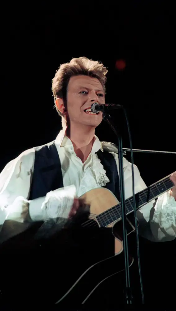 David Bowie actuando durante su concierto en un estadio en Budapest, Hungría. David Bowie actuando durante su concierto en un estadio en Budapest, Hungría.
