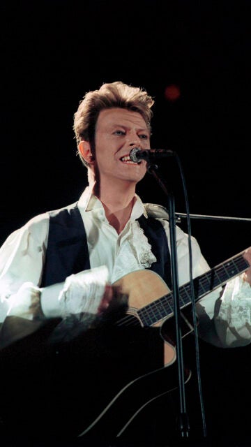 David Bowie actuando durante su concierto en un estadio en Budapest, Hungría.