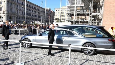 Féretro con los restos de Valentino