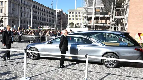 Féretro con los restos de Valentino Féretro con los restos de Valentino