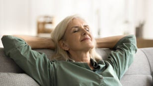 Mujer relajada en el sof&aacute;