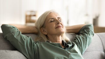 Mujer relajada en el sof&aacute;