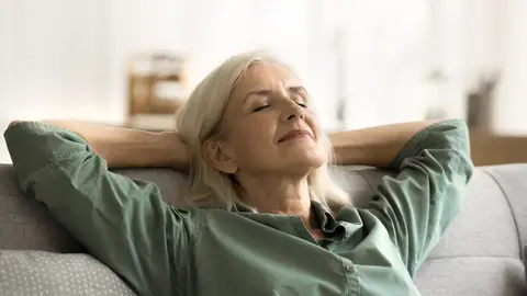 Mujer relajada en el sofá Mujer relajada en el sofá