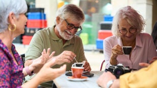 Personas mayores tomando caf&eacute;