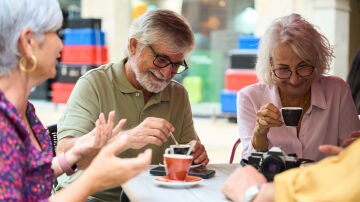 Personas mayores tomando caf&eacute;