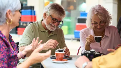 Personas mayores tomando café Personas mayores tomando café