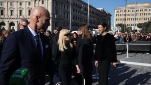 La dise&ntilde;adora italiana Donatella Versace en el funeral de Valentino