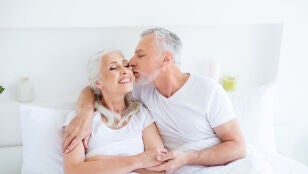 Pareja senior en la cama
