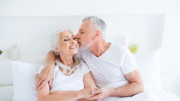 Pareja senior en la cama