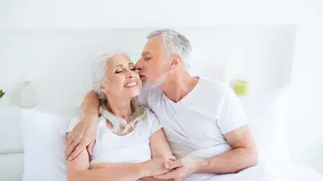 Pareja senior en la cama Pareja senior en la cama