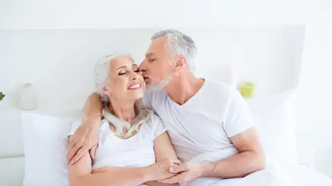 Pareja senior en la cama Pareja senior en la cama