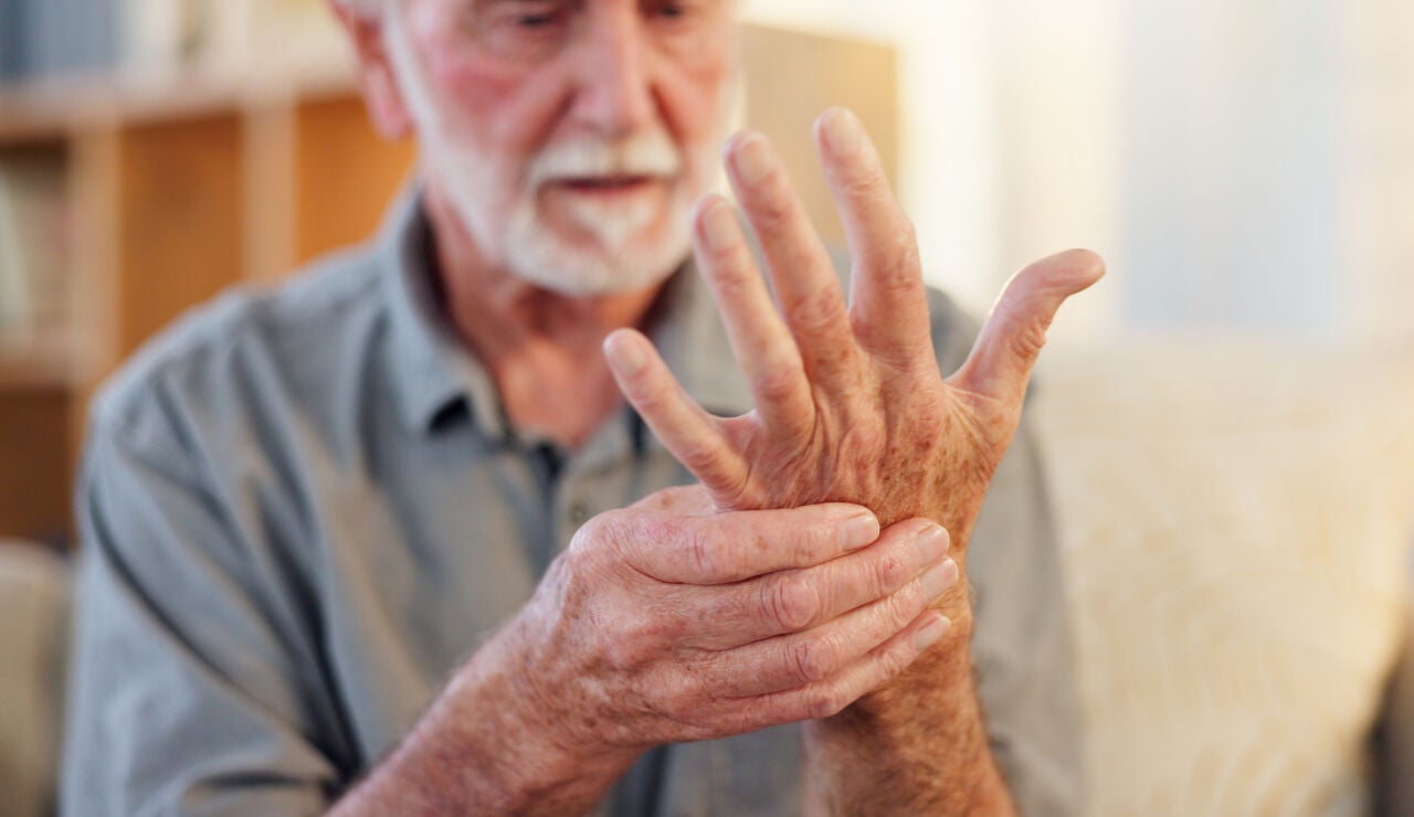 Hombre mayor con molestias en la mano