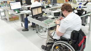 Trabajador inform&aacute;tico en silla de ruedas