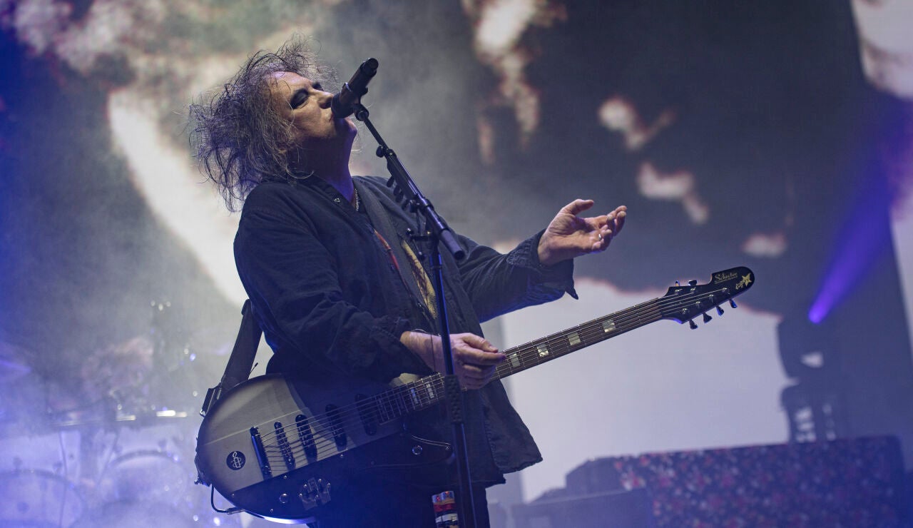 El guitarrista y vocalista de la banda brit&aacute;nica de rock The Cure, Robert Smith, durante una actuaci&oacute;n en el Palau Sant Jordi en 2022