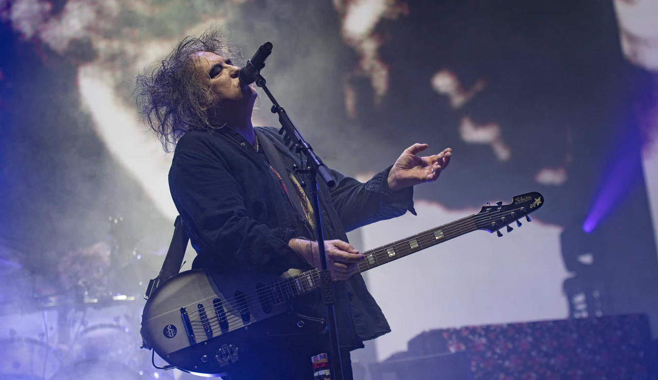 El guitarrista y vocalista de la banda británica de rock The Cure, Robert Smith, durante una actuación en el Palau Sant Jordi en 2022