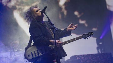 El guitarrista y vocalista de la banda brit&aacute;nica de rock The Cure, Robert Smith, durante una actuaci&oacute;n en el Palau Sant Jordi en 2022