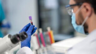 Doctor realizando investigaciones m&eacute;dicas en laboratorio