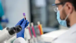 Doctor realizando investigaciones médicas en laboratorio