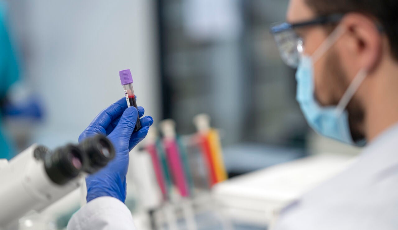 Doctor realizando investigaciones m&eacute;dicas en laboratorio