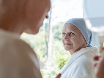 Mujer mayor que sufre c&aacute;ncer