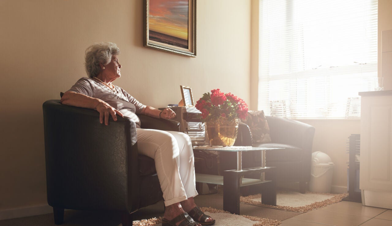 Mujer mayor en su casa sola