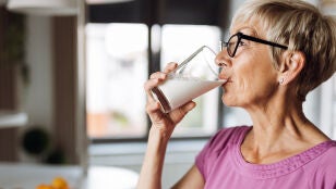 Mujer mayor bebiendo un vaso de leche