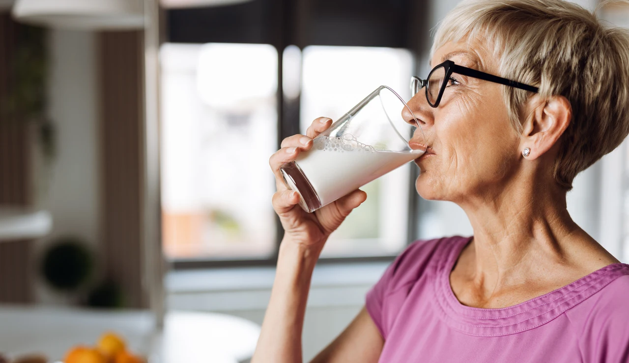 Mujer mayor bebiendo un vaso de leche