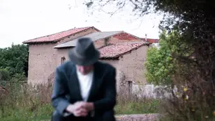 Hombre mayor solo en un entorno rural