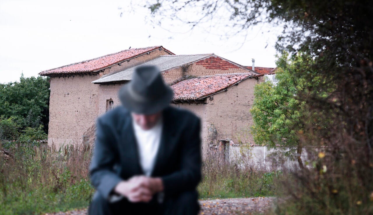 Hombre mayor solo en un entorno rural