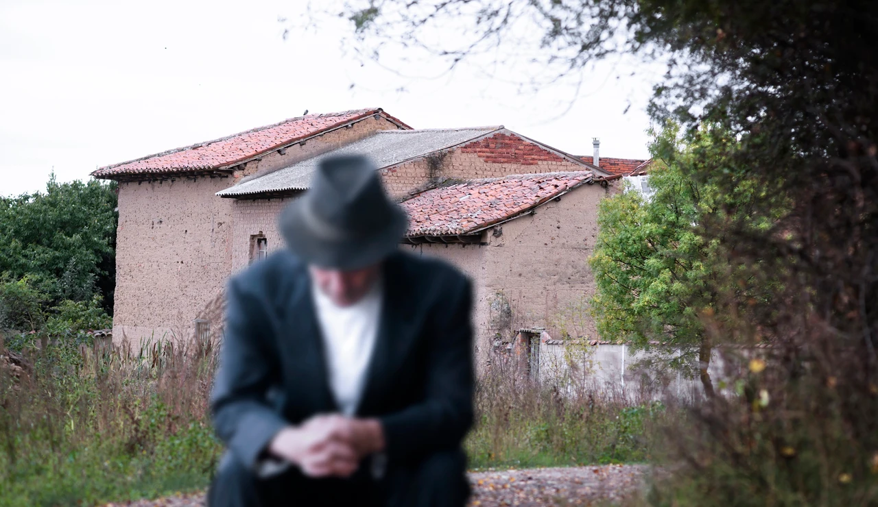 Hombre mayor solo en un entorno rural