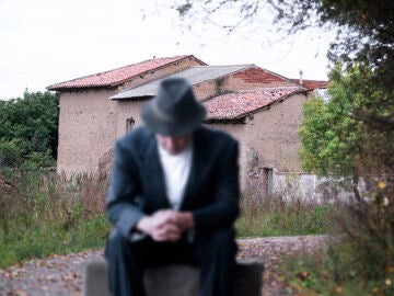 Hombre mayor solo en un entorno rural