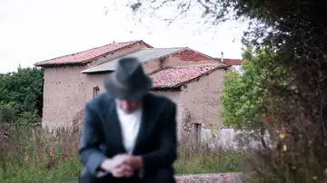 Hombre mayor solo en un entorno rural Hombre mayor solo en un entorno rural