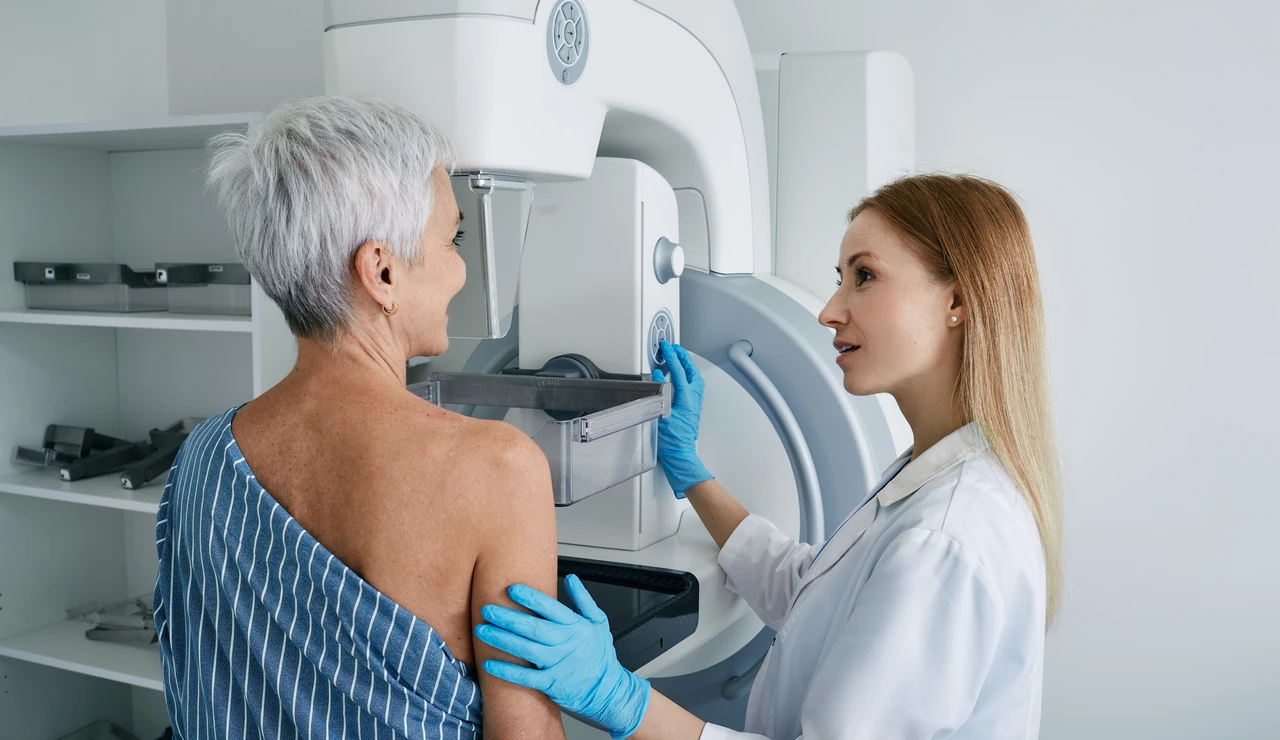 Mujer mayor haciéndose una mamografía