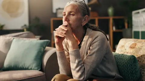 Mujer mayor sola Mujer mayor sola