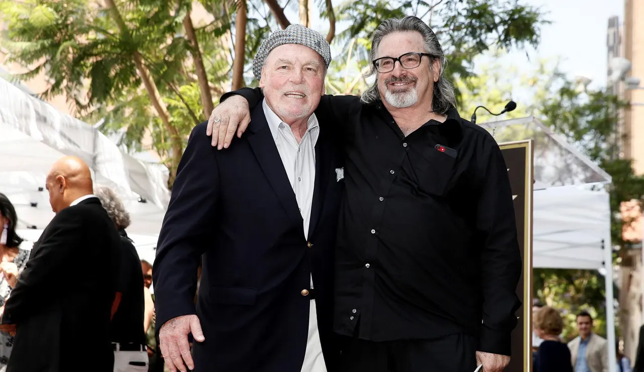 Stacy Keach posando junto a Robert Carradine