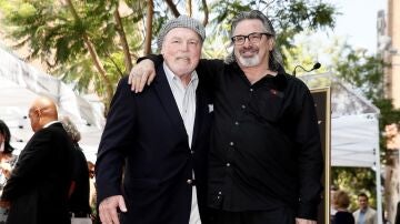 Stacy Keach posando junto a Robert Carradine