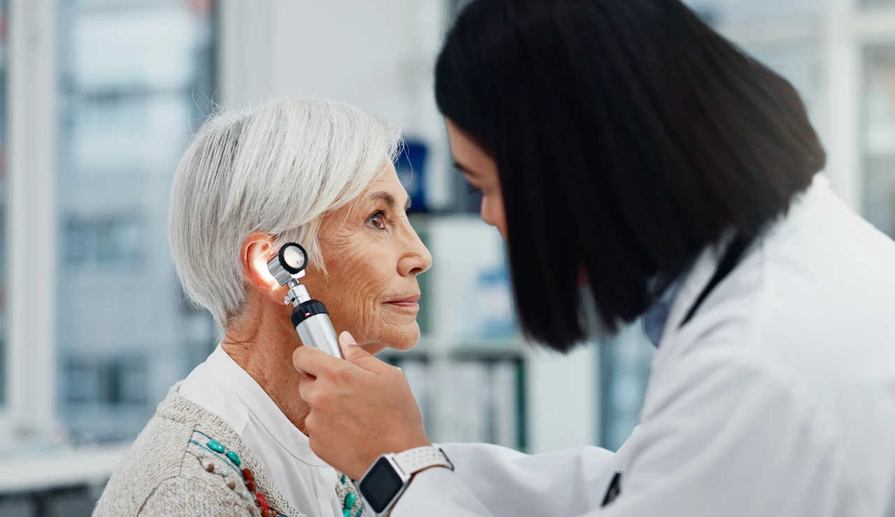 Mujer revisándose el oído