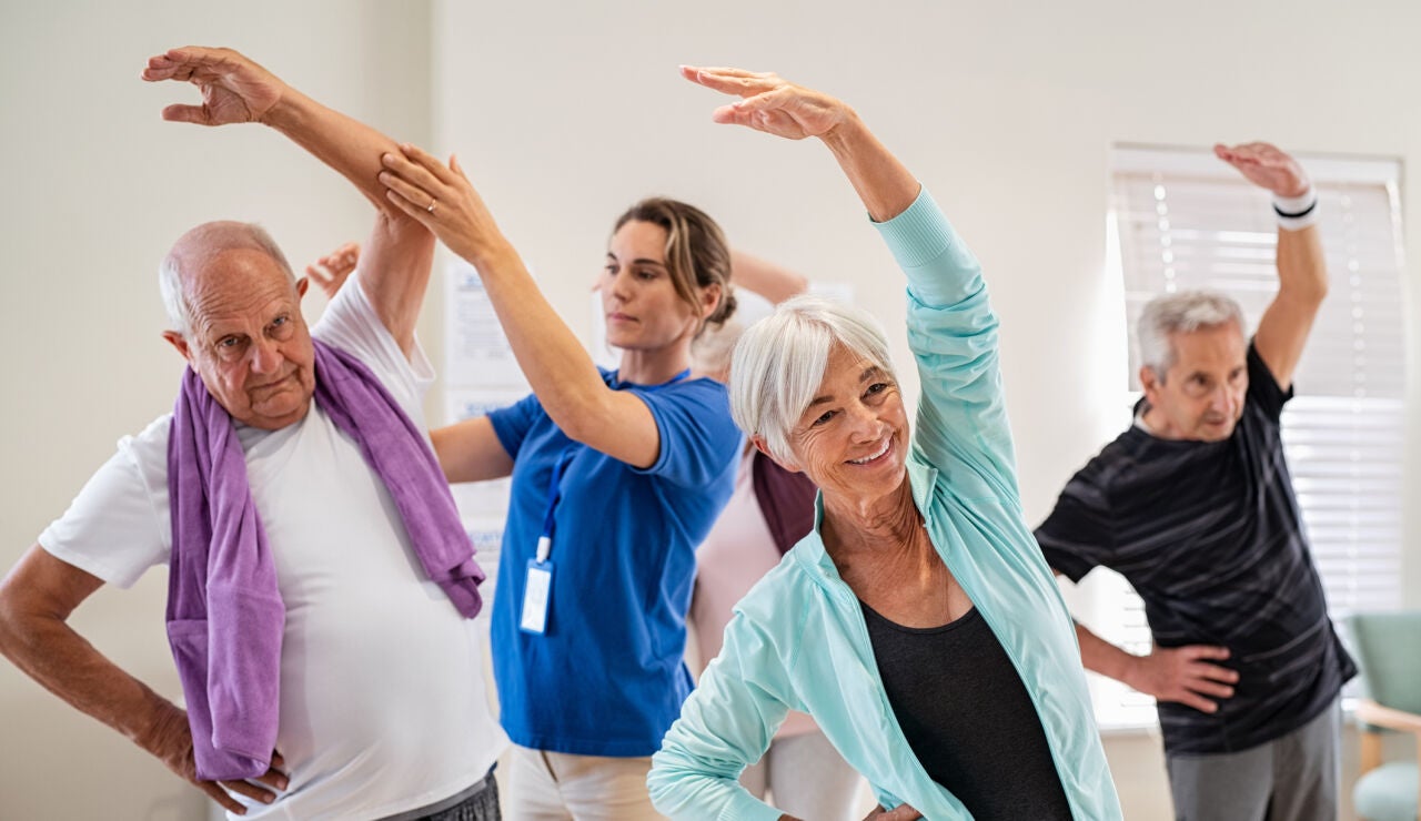 Personas mayores haciendo ejercicio