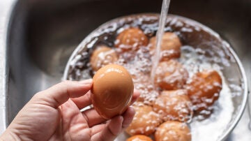 Lavar los huevos es un error