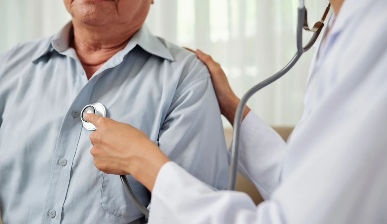 Médica auscultando a un hombre