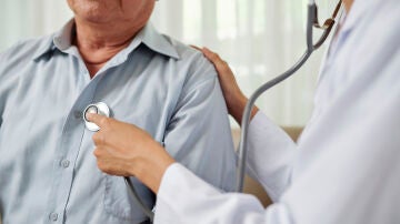 M&eacute;dica auscultando a un hombre