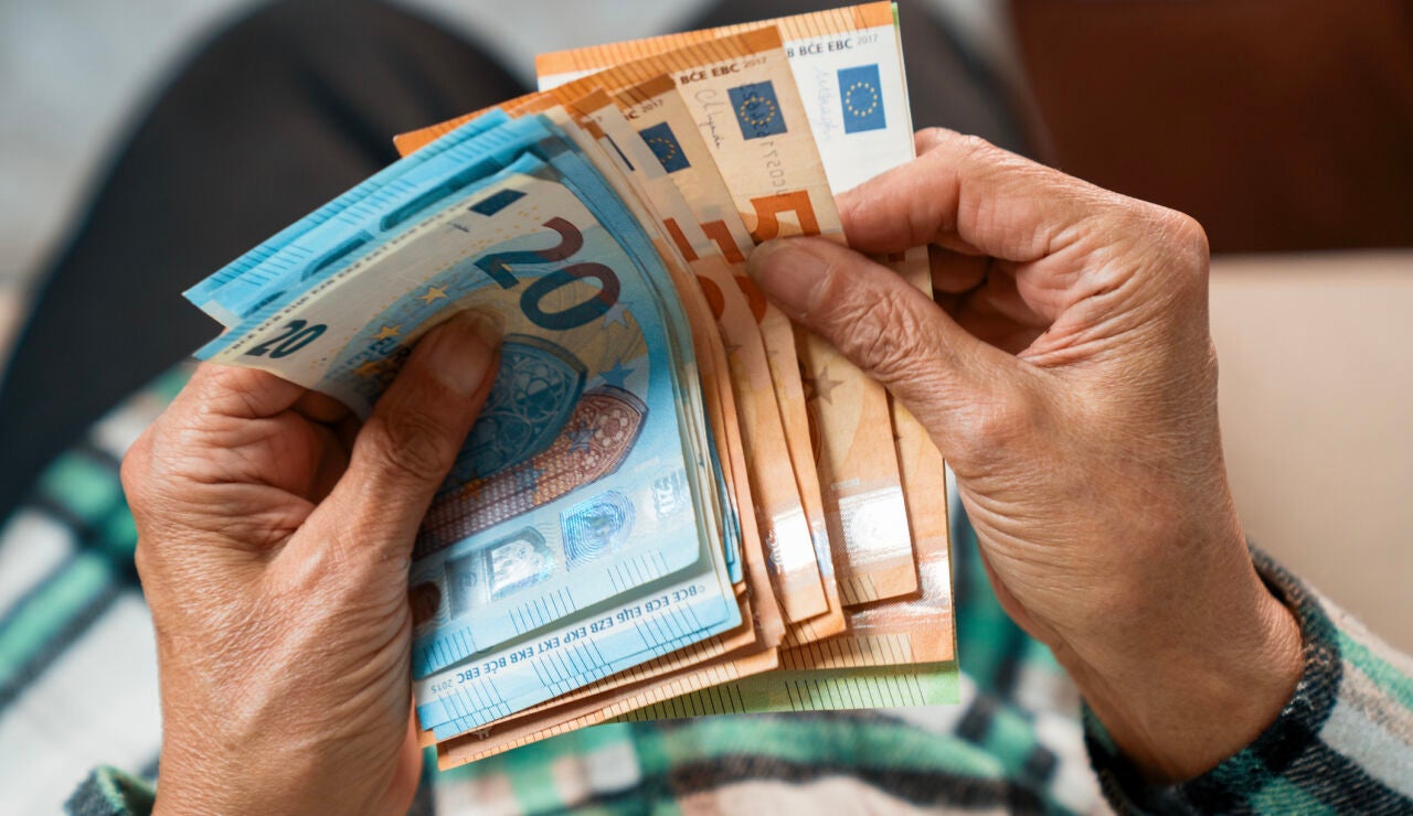 Persona mayor con dinero en efectivo