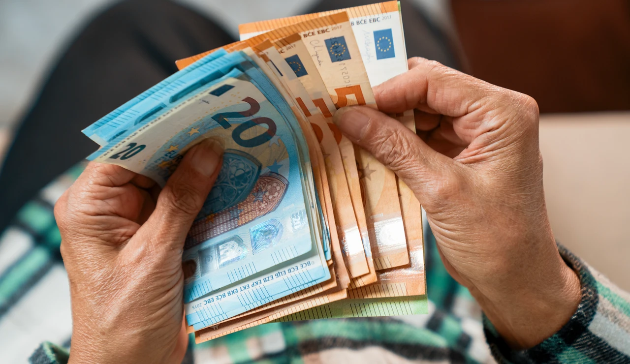 Persona mayor con dinero en efectivo