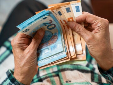 Persona mayor con dinero en efectivo