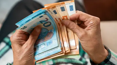 Persona mayor con dinero en efectivo Persona mayor con dinero en efectivo